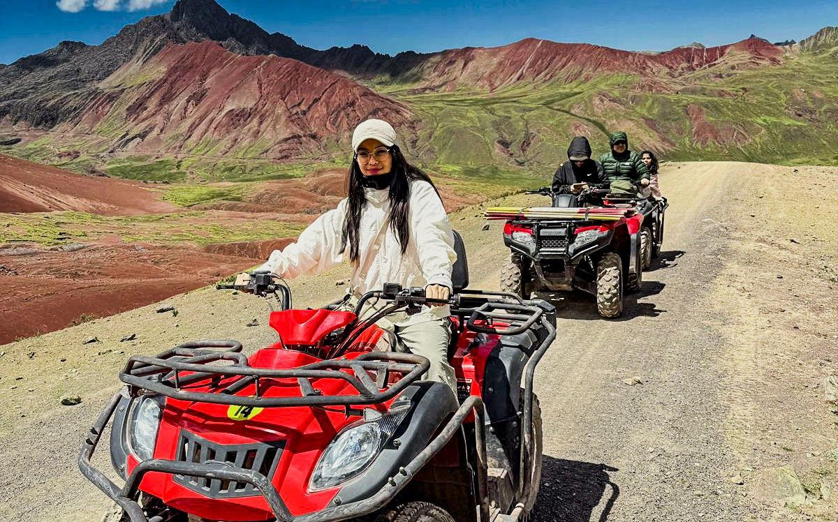 Montaña arcoíris y Valle rojo en cuatrimotos. – tour en Cusco, Peru Sun Moon Tours